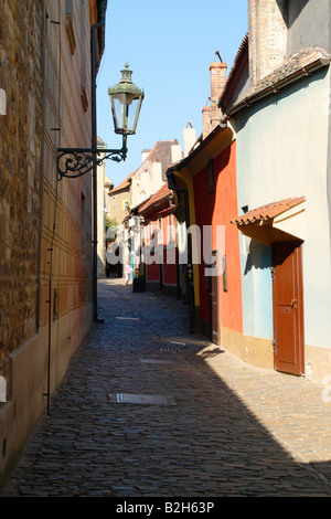 Blick auf den schmalen gepflasterten Straße Goldgasse (aka Goldmaker Gasse) auf der Prager Burg Stein Stockfoto