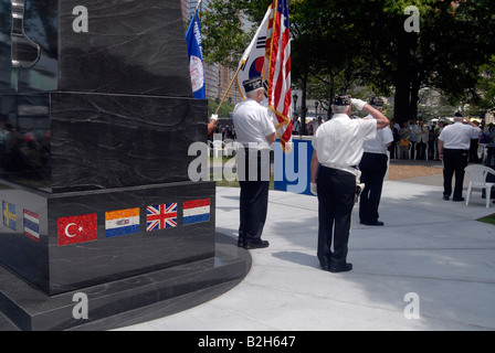 Korea-Krieg-Veteranen und ihre Familien versammeln sich am Universal Soldier Koreakrieg Denkmal im Battery Park in New York Stockfoto