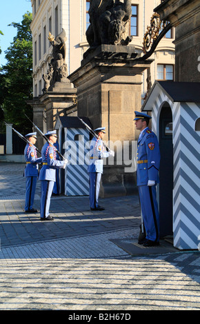 Die Wachablösung am Prager Burg tragen sommerlich leichte blaue Uniform und tragen Gewehre Stockfoto