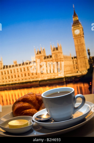 FRÜHSTÜCK IM FREIEN LONDON Konzept Bild des kontinentalen Frühstücks auf der Terrasse mit Houses of Parliament und Themse im Hintergrund London England Großbritannien Stockfoto