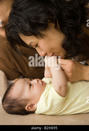Nahaufnahme einer Mitte erwachsenen Frau ihre Tochter Hand küssen Stockfoto