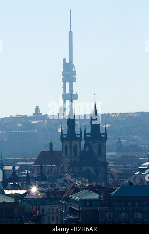 Aussicht von der Liebfrauenkirche vor Tyn in der Altstädter Ring mit der Prager moderne Fernsehturm im Hintergrund Stockfoto