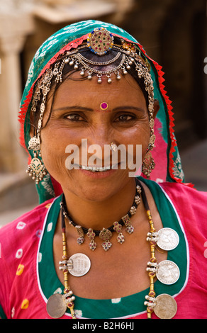 Eine Rajasthani-Frau in traditioneller Kleidung, einschließlich einer Münze Halskette JAISALMER RAJASTHAN Indien Stockfoto