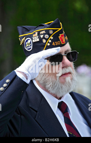 Kriegsveteranen begrüssen einen gefallenen Commrade bei seiner Beerdigung Stockfoto