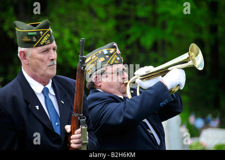 Kriegsveteranen begrüssen einen gefallenen Commrade bei seiner Beerdigung Stockfoto