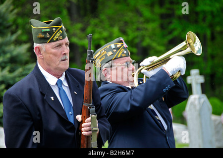 Kriegsveteranen begrüssen einen gefallenen Commrade bei Beerdigung Stockfoto