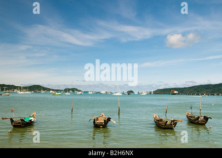 Longtail-Boote vertäut am Chalang Beach, Phuket, Thailand Stockfoto