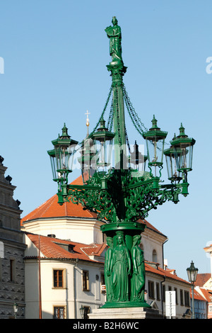 Die Laterne in der Mitte des Platzes Hradschin in Prag mit der Schwarzenberg-Palais im Hintergrund Stockfoto