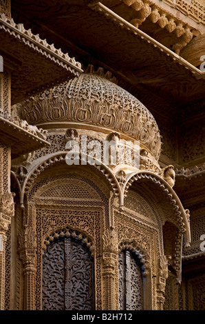 Eine Hand geschnitzte ERKER aus Sandstein von den Bürgermeistern schöne HAVELI oder zu Hause in JAISALMER, RAJASTHAN Indien Stockfoto