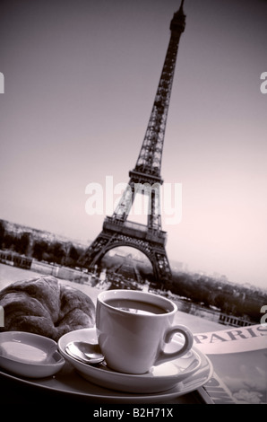 Schwarz / weiß Bild von Paris französische Frühstück mit Kaffee und Croissant auf Tisch mit Eiffelturm im Hintergrund Paris Frankreich Stockfoto