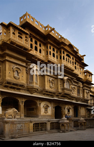 Die Hand geschnitzte Sandstein außen von den Bürgermeistern schöne HAVELI oder zu Hause in JAISALMER, RAJASTHAN Indien Stockfoto