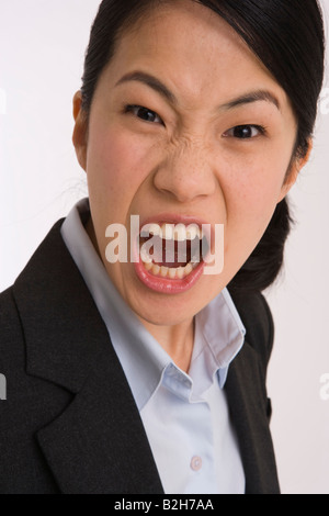 Porträt von eine Geschäftsfrau schreien vor Wut Stockfoto