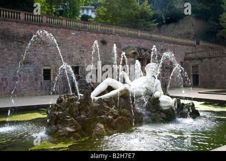 Brunnen und Statue aus Marmor liegender Mann in Heidelberg Schlosspark Deutschland Stockfoto