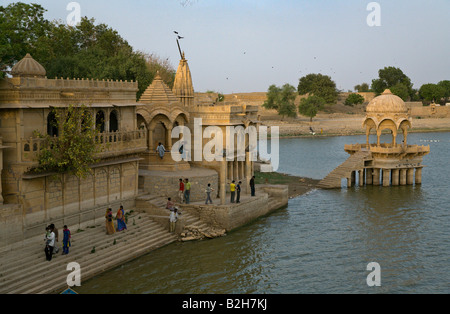 Sandstein-Tempel am Ufer des GADI SAGAR einen kleinen See in der goldenen Stadt JAISALMER RAJASTHAN Indien Stockfoto