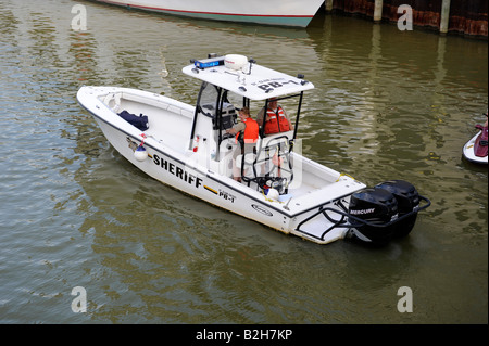 Sheriff Stellvertreter Patrouille auf dem Wasser in einem Boot Stockfoto