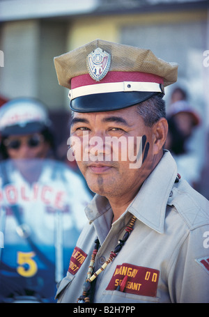 Porträt eines Polizisten in Stadtstraße. Philippinen. Panay. Iloilo. Atiatihan Festival. Stockfoto