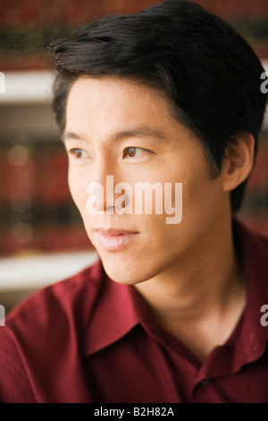 Nahaufnahme von einem jungen Mann wegsehen Stockfoto