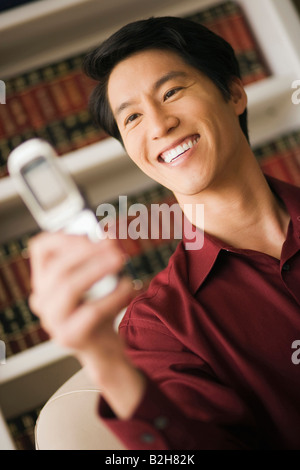 Nahaufnahme eines jungen Mannes, Bild von sich selbst mit einem Mobiltelefon und lächelnd Stockfoto