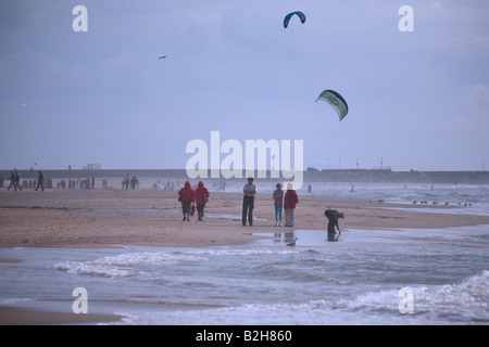 Menschen, die fliegenden Drachen am Scheveninger Strand an einem windigen Tag, Niederlande Stockfoto