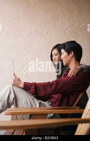 Seitenansicht eines jungen Paares mit einem laptop Stockfoto