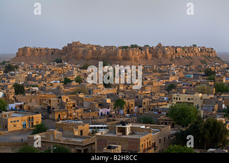 Sonnenuntergang über der goldenen Stadt von JAISALMER JAISALMER FORT mit seinen 99 Bastionen erbaut im Jahre 1156 auf TRIKUTA Hügel RAJASTHAN Stockfoto