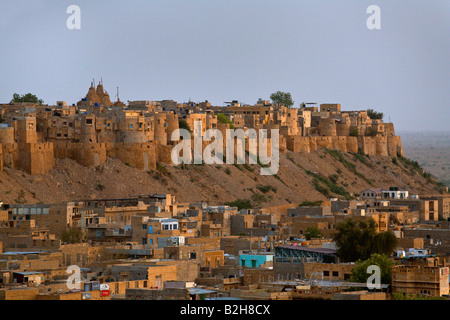 Sonnenuntergang über der goldenen Stadt von JAISALMER JAISALMER FORT mit seinen 99 Bastionen erbaut im Jahre 1156 auf TRIKUTA Hügel RAJASTHAN Stockfoto