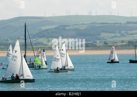 Flotte von Segeln Schlauchboote an der Mündung der Dyfi Sommernachmittag mit Windkraftanlagen auf dem Hügel in der Ferne, Wales UK Stockfoto