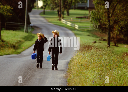 Amische Kinder in einfachen Trachten auf dem Heimweg von der Schule, Lancaster County, Pennsylvania, USA Stockfoto