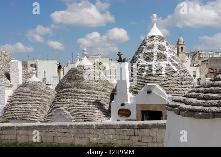 Trulli Häuser mit Hex-Zeichen an der einzigartigen Zone die Trulli in Alberobello, Bari, Apulien, Italien ist ein UNESCO-Weltkulturerbe Stockfoto