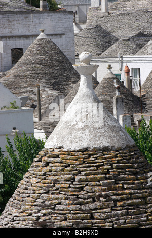 Nahaufnahme des oberen Teils eines kegelförmigen Dach des aTrulli Hauses in Alberobello, Apulien, Italien Stockfoto