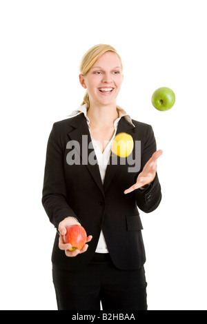 Geschäftsfrau Business Frau jonglieren Jonglage blonde junge attraktive Webermeisterin Äpfel Lachen Lächeln erfolgreich spielen Stockfoto