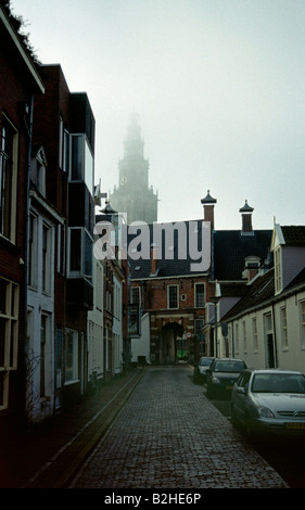 Straßenszene mit Martini-Turm (Martinitoren) im Hintergrund. Groningen, Niederlande Stockfoto