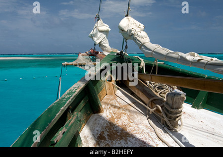 Blick auf Bögen, Meer und Insel - Karibik-Schoner aus den Tobago Cays, Grenadinen, Karibik vertäut, Stockfoto