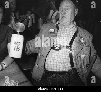 Geografie/Reisen, Deutschland, München, Gastronomie, Hofbraeuhaus, Mann mit Bierbecher, 1950er, 50er Jahre, betrunken, Trunkenheit, Lederhose, Alkohol, Bayern, Tracht, Europa, 19. Jahrhundert, historisch, historisch, Stein, Hofbräuhaus, Hofbräuhaus, männlich, Mann, Menschen, 20. Jahrhundert, Männer, Stockfoto