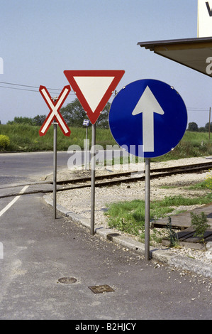 Verkehr / Transport, Auto, Straße / Straßenverkehr, fließen Verordnung / Verkehrsschilder, St. Andrews Kreuz "Ausbeute Recht Stockfoto