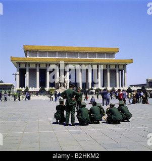 Geografie/Reisen, China, Peking, Gebäude, Mausoleum von Mao Zedong, erbaut: 1976 - 1977, Außenansicht, Soldaten in Vorland, Stockfoto