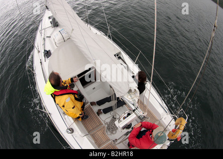 eine kleine Segelyacht unter motor-Leistung in den Firth of Clyde-Schottland Stockfoto