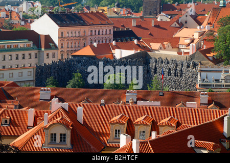 Erhöhten Blick auf die Mala Strana der Kleinseite in Prag mit dem Schlosspark und künstliche Grotte in der Mitte Stockfoto