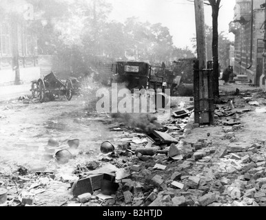 Ereignisse, Zweiter Weltkrieg/zweiter Weltkrieg, Russland, Trümmer und zerstörte Fahrzeuge der Roten Armee in einer sowjetischen Stadt, Sommer 1941, Stockfoto