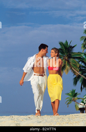 Malediven. Vorderansicht eines jungen Paares am tropischen Strand zu Fuß. Stockfoto