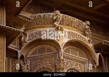 Eine Hand geschnitzte ERKER aus Sandstein-Bildschirm von den Bürgermeistern schöne HAVELI oder zu Hause in JAISALMER, RAJASTHAN Indien Stockfoto