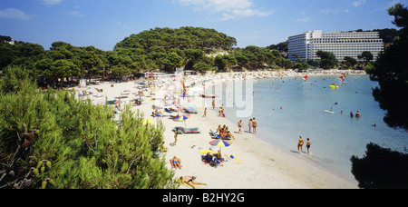 Geographie / Reisen, Spanien, Balearen, Minorca, Cala Santa Galdana, Strand, Panorama, Sonnenschirm, Liegestuhl, Tourismus, h Stockfoto