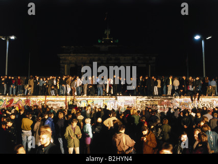 Geografie/Reisen, Deutschland, Deutsche Wiedervereinigung, Fall der Berliner Mauer, 9.11.1989, Menschenmenge an der Wand, historisch, historisch, Europa, 20. Jahrhundert, 1980er Jahre, DDR, Wandöffnung, Brandenburger Tor, Tor, Politik, Veranstaltungen, Ereignis, offen, Ostdeutschland, Nacht, November 89, November 89, Stockfoto