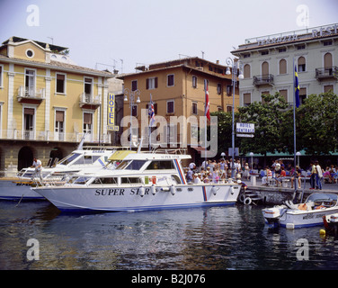 Geographie/Reise, Italien, Gardasee, Malcesine, Altstadt, Hafen, Yacht, Stockfoto