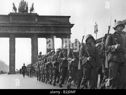 Nationalsozialismus/Nationalsozialismus, Politik, Annektierung Österreichs 1938, Österreichisches 15. Infanterieregiment marschiert durch das Brandenburger Tor, Berlin, 24.3.1938, Stockfoto