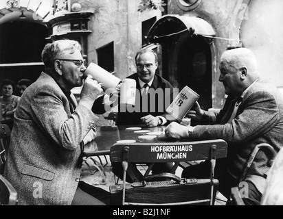 Geografie/Reisen, Deutschland, München, Gastronomie, Hofbräuhaus, Biergarten, 1964, Stockfoto