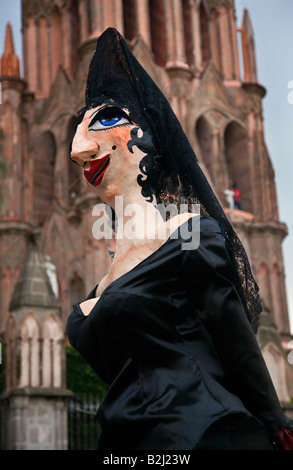 Eine riesige Papier Machete Frau STELZENLÄUFER WALKER in der FESTIVAL DE SAN MIGUEL ARCHANGEL PARADE SAN MIGUEL DE ALLENDE Mexiko Stockfoto