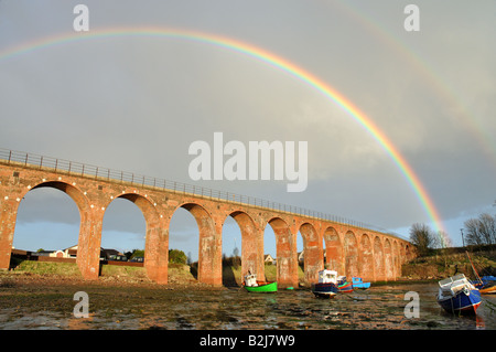 Regenbogen über Viadukt in Montrose, Angus, Tayside, Schottland. Stockfoto