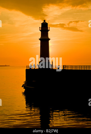 Silhouette von Newhaven Leuchtturm in der Abenddämmerung Leith Edinburgh Schottland UK Europe Stockfoto