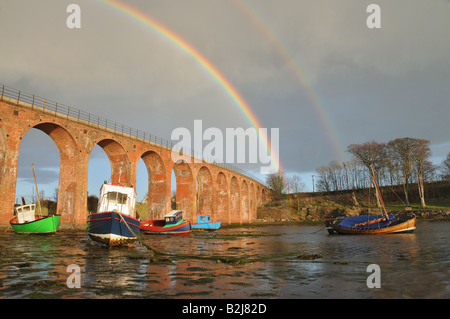 Regenbogen über Viadukt in Montrose, Angus, Tayside, Schottland. Stockfoto